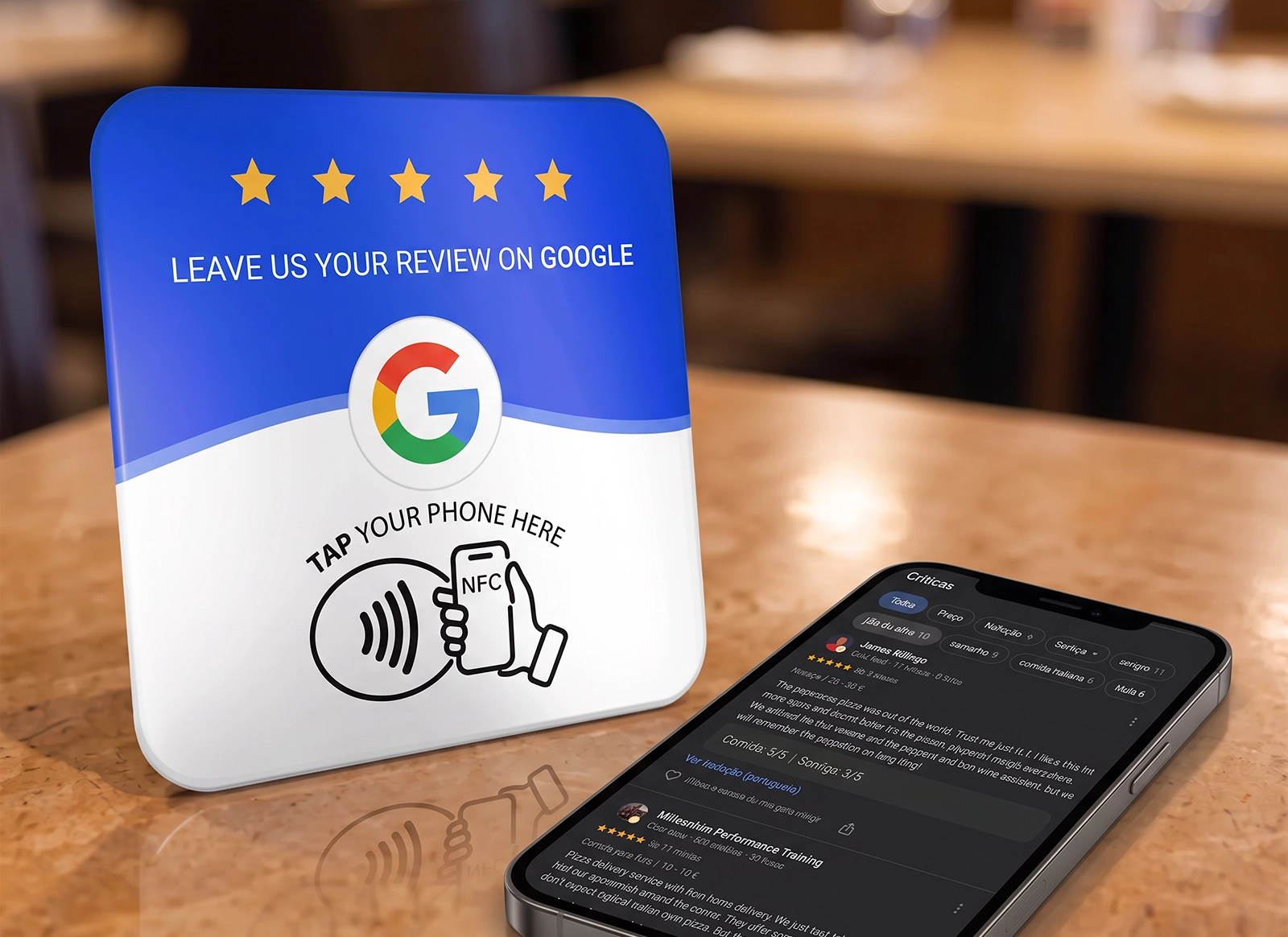 Placa de avaliações BirdieQR junto a um telemóvel com avaliações Google